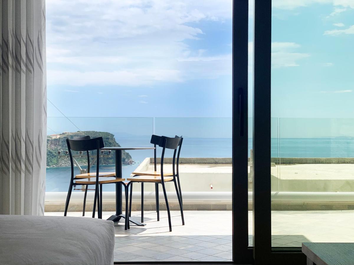 8 Hotel Himare