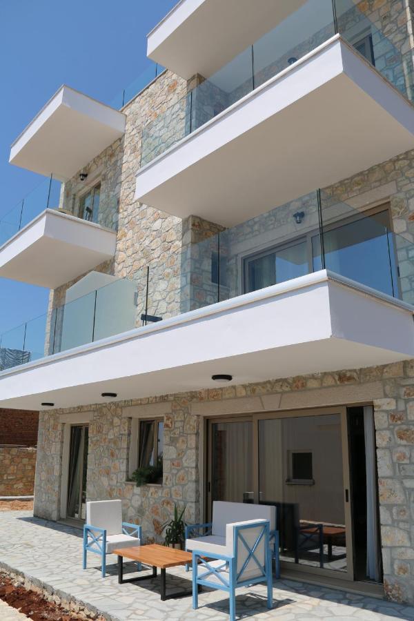 8 Himare